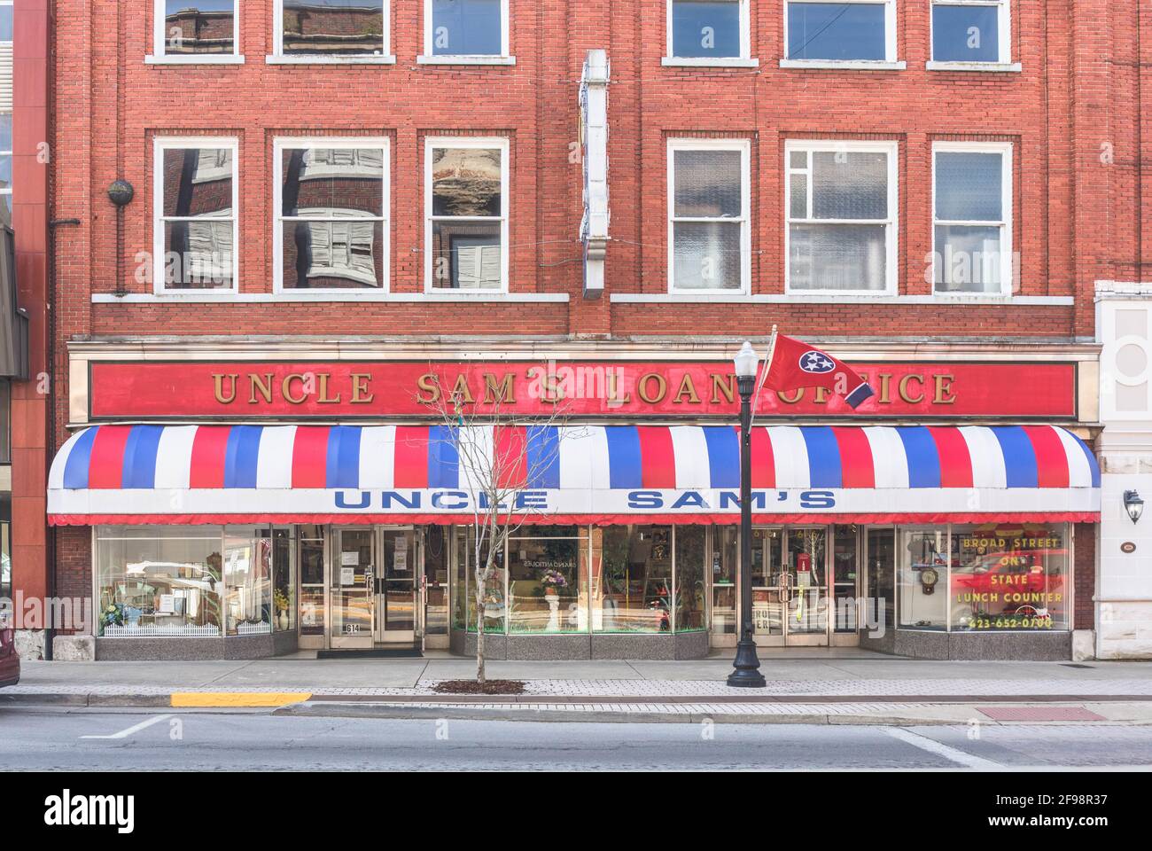 BRISTOL, TN-VA, USA-7 APRILE 2021: Uncle Sam's Loan Office Building front, in state Street. Foto Stock