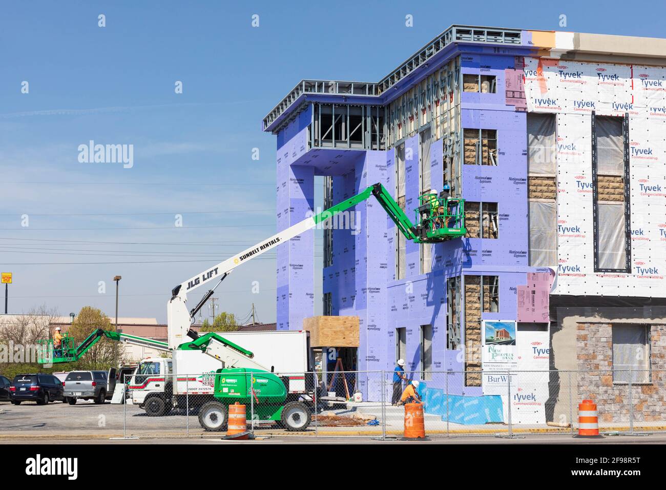 BRISTOL, TN-VA, USA-7 APRILE 2021: Costruzione di una New Peoples Bank, che mostra i lavoratori sugli ascensori. Foto Stock