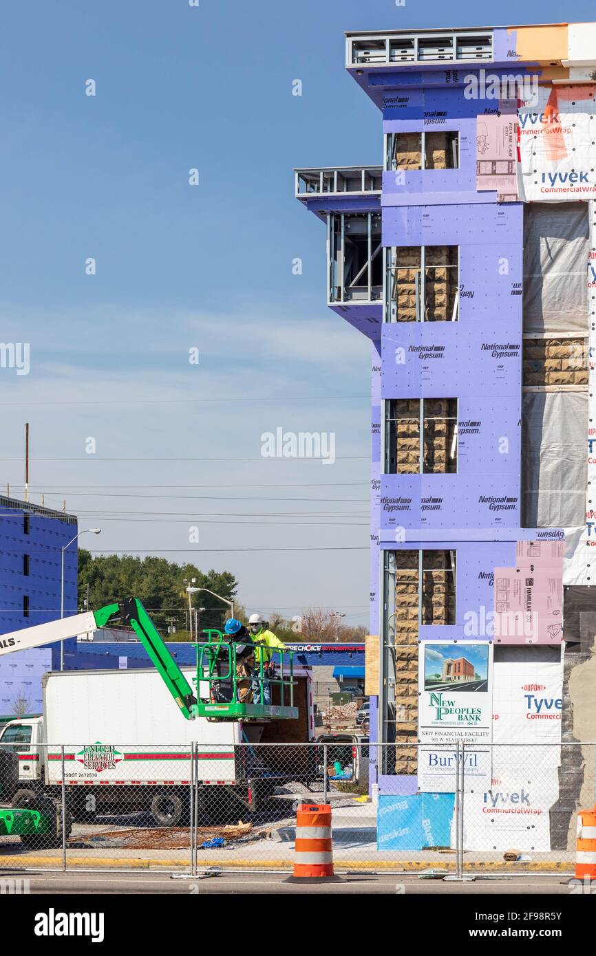 BRISTOL, TN-VA, USA-7 APRILE 2021: Immagine verticale della costruzione di una Nuova Banca popolare, che mostra i lavoratori sugli ascensori. Foto Stock