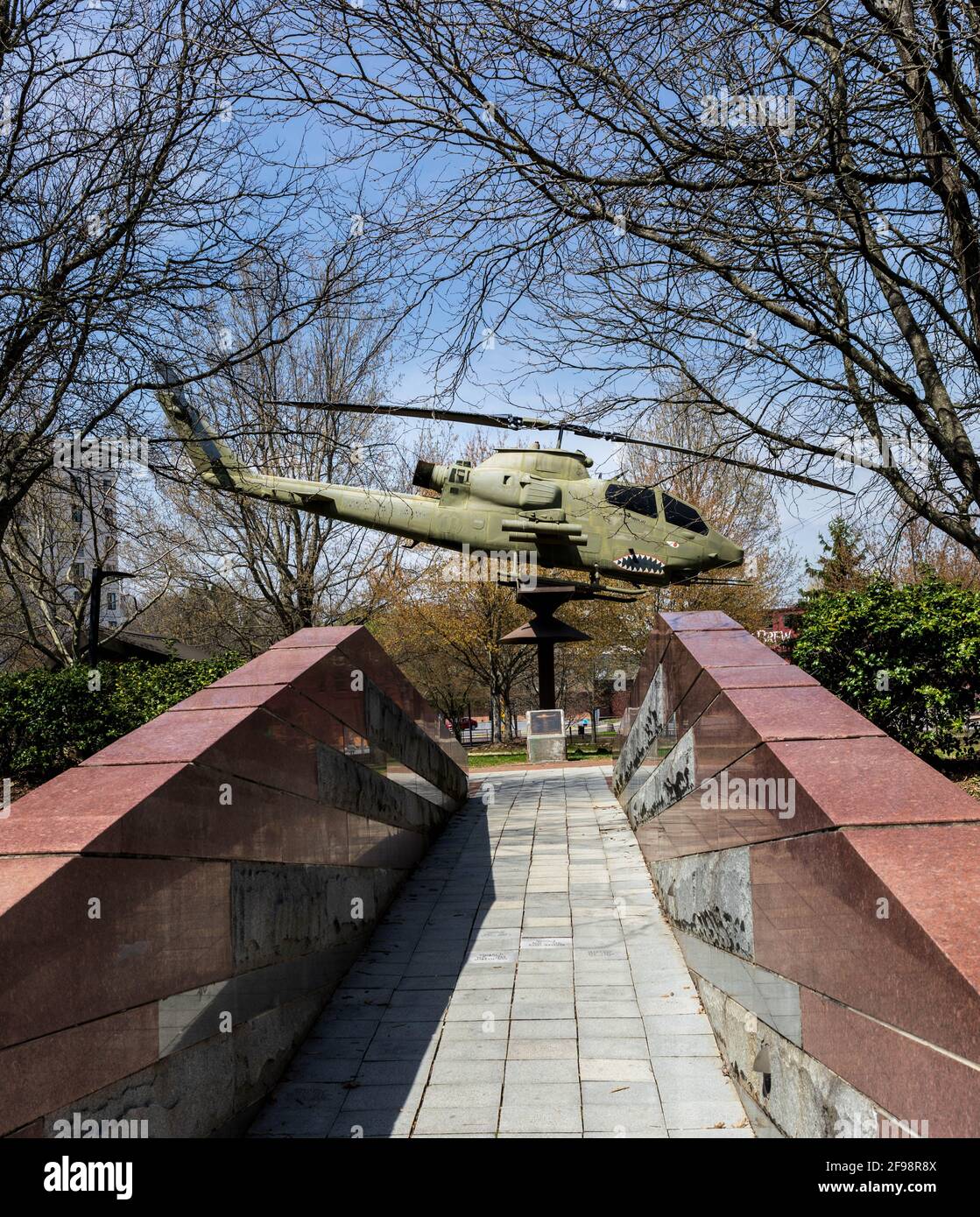 BRISTOL, TN-VA, USA-7 APRILE 2021: Elicottero Cobra anti-armor/close support/attack. 7.62 mini-pistola, 2.75 razzi. Montato nel parco cittadino. Foto Stock