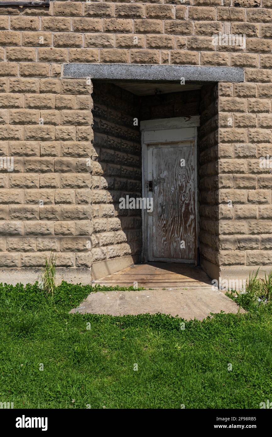 BRISTOL, TN-VA, USA-7 APRILE 2021: Una porta incassata in un vecchio edificio di roccia. Foto Stock