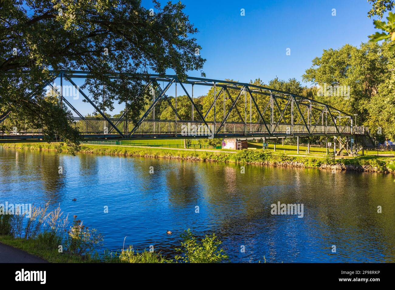 Serrature d'amore, immagine simbolica, ponte a Lingen (EMS), Niedersachsen, Deutschland Foto Stock
