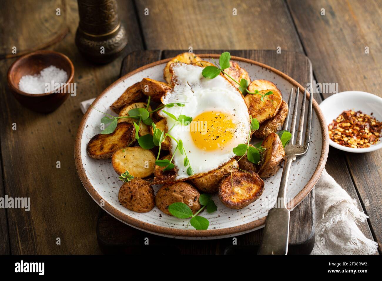 Patate fritte all'aria condite con uovo Foto Stock