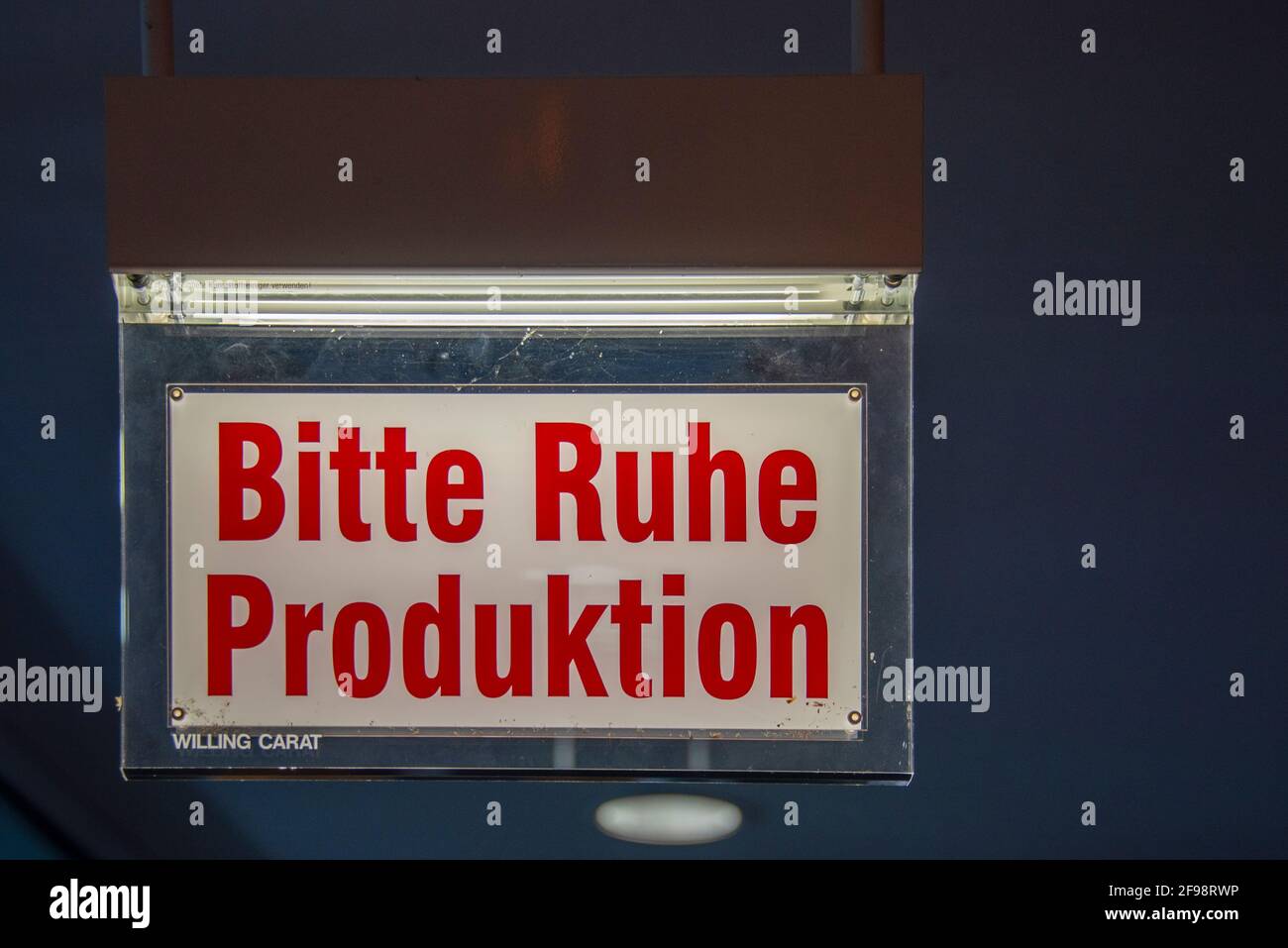 Cartello 'Please quiet Production', radio, TV, registrazioni di film Foto Stock