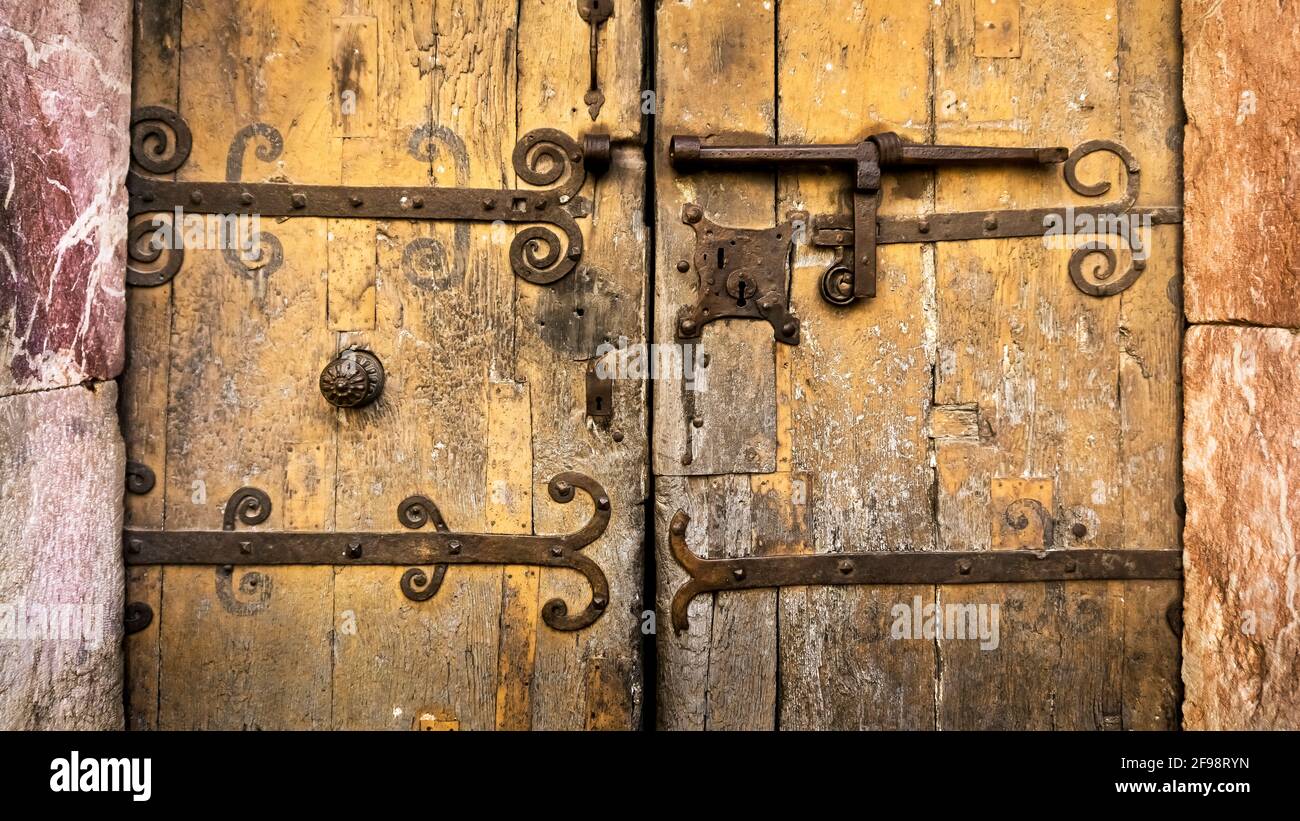 Porta d'ingresso della chiesa di San Giacomo a Villefranche de Conflent. Eretto nel XII secolo. Più belles villes de France. Monumento historique. Il villaggio fortificato è un sito patrimonio dell'umanità dell'UNESCO. Foto Stock