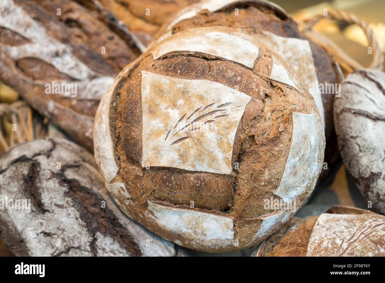 Pane rustico contadino con orecchie di grano Foto Stock