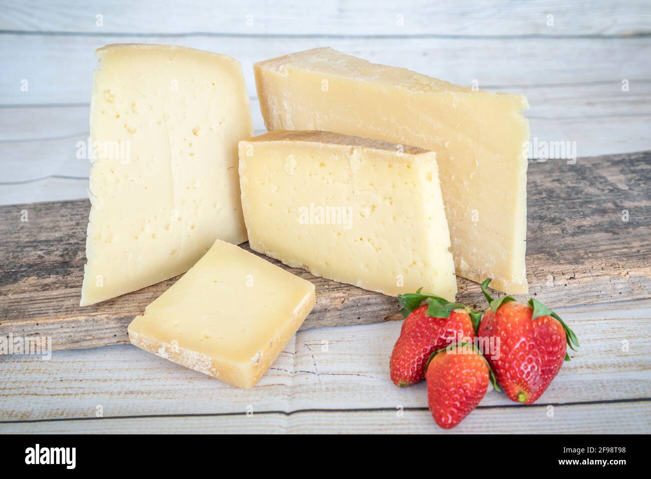 Selezione di formaggi stagionati, prodotti tipici italiani, latticini, formaggi Foto Stock