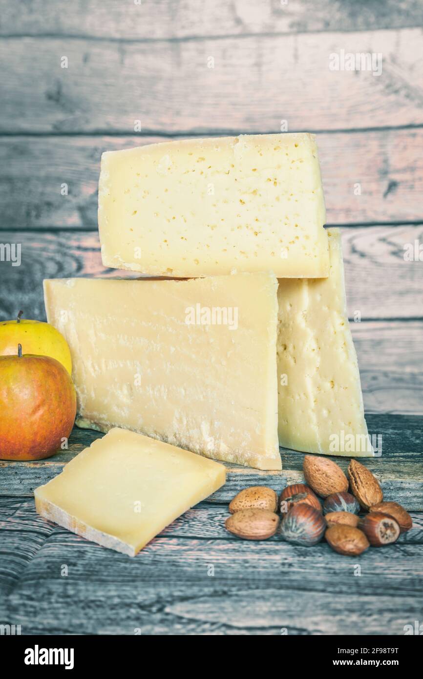 Selezione di formaggi stagionati, prodotti tipici italiani, latticini, formaggi Foto Stock
