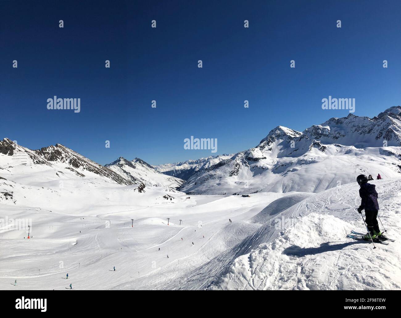 Kühtai ski area, Kaiserbahn, sciatore guarda le piste da sci, panorama, paesaggio invernale, cielo blu, Kühtai, Tirolo, Austria Foto Stock