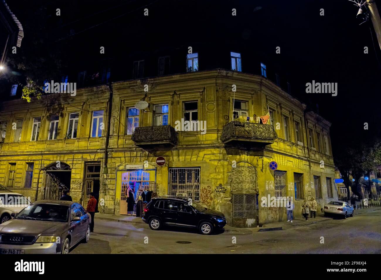 La città è una fusione gloriosa di architetture con influenze sia europee che asiatiche evidenti. Il centro storico di Tbilisi è compatto, anche se collinoso, e lo è Foto Stock