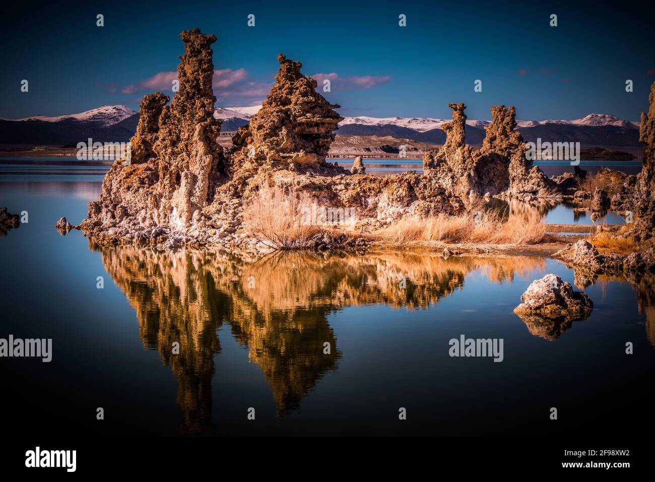Lago mono con le sue incredibili torri di tufo - fotografia di viaggio Foto Stock