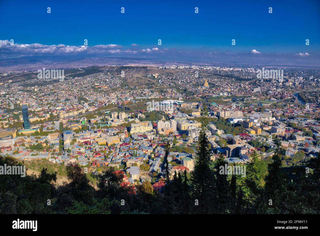 Tbilisi è la capitale e la più grande città della Repubblica di Georgia. Si  trova sulle rive del fiume Mtkvari. La città totalizza una popolazione di  aro Foto stock - Alamy