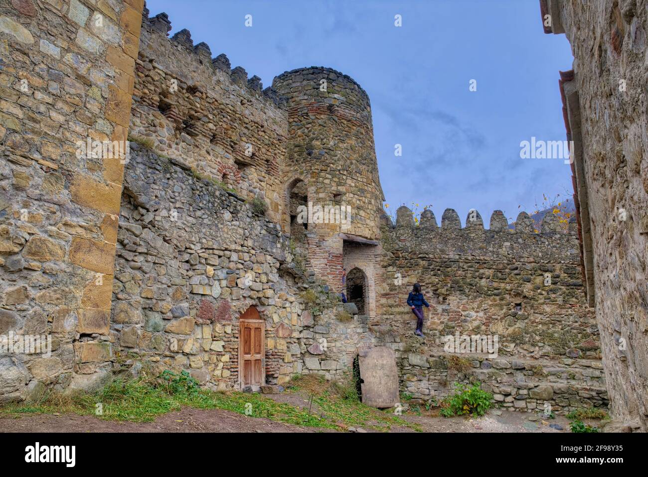 Non puoi saltare il castello di Ananuri durante il tragitto verso la città di Kazbegi. Questo complesso sul fiume Aragvi è uno dei monumenti meglio protetti della Georgia. Foto Stock
