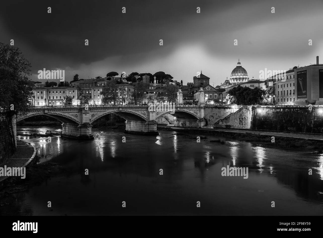 Serata incredibile vista sul fiume Tevere e i suoi ponti a Roma Foto Stock