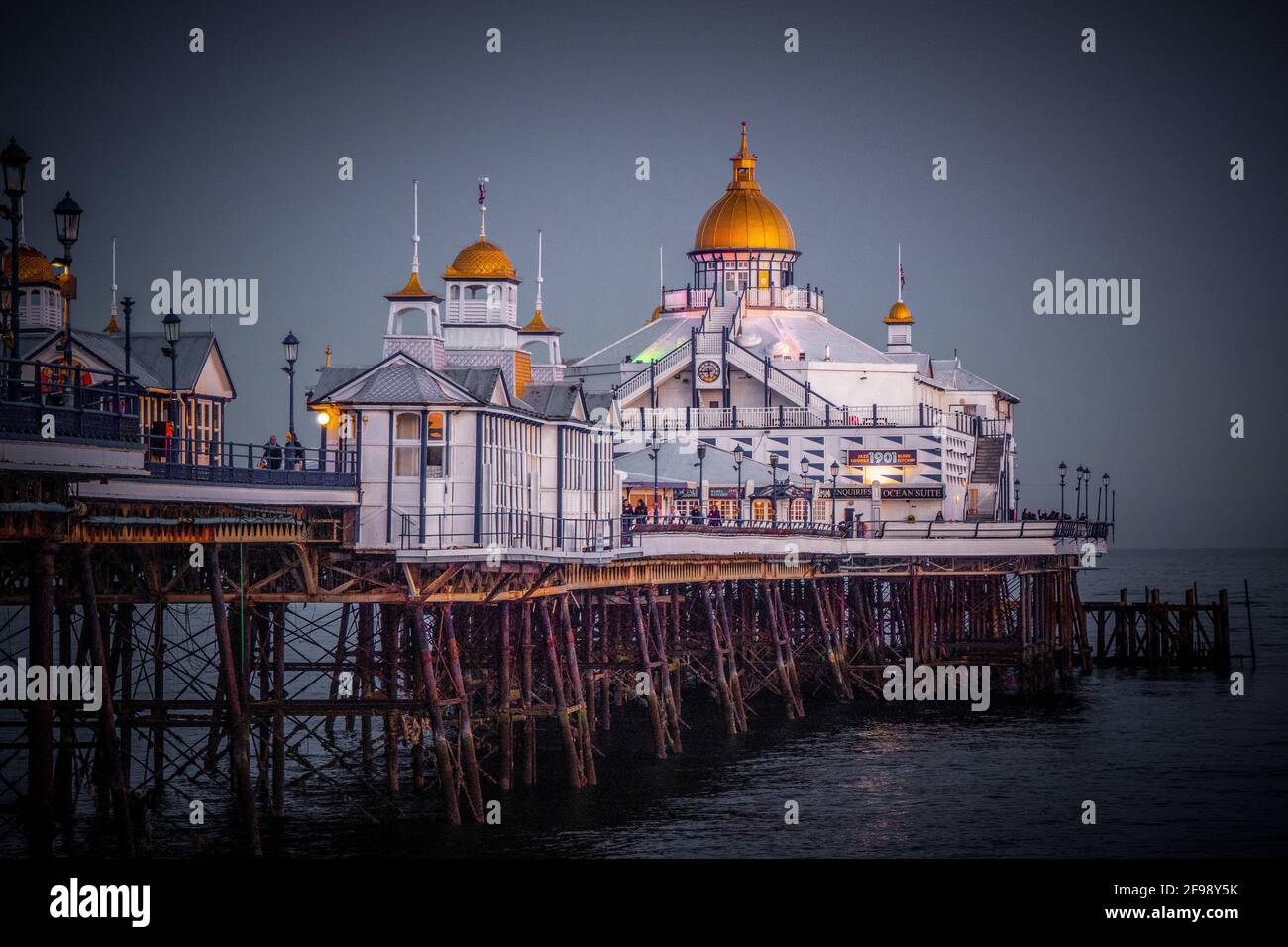 Eastbourne Pier presso la costa meridionale dell'Inghilterra - viaggio fotografia Foto Stock