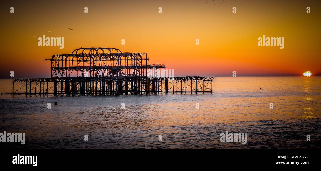 Old Brighton Pier al tramonto - fotografia di viaggio Foto Stock
