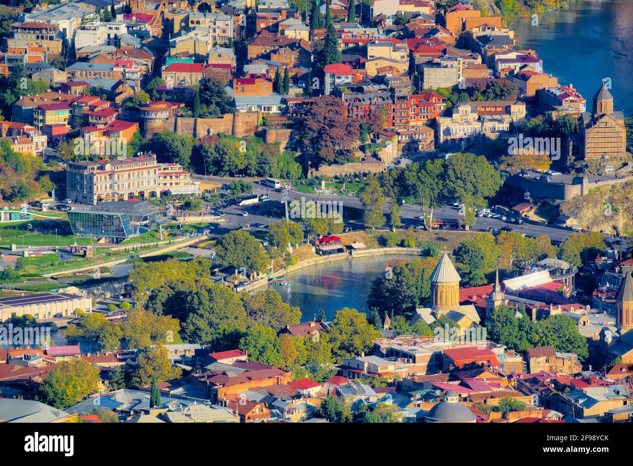 La città è una fusione gloriosa di architetture con influenze sia europee che asiatiche evidenti. Il centro storico di Tbilisi è compatto, anche se collinoso, e lo è Foto Stock