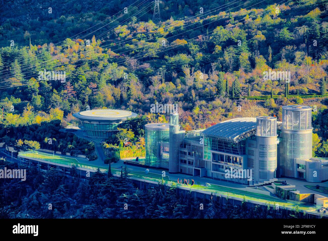 La città è una fusione gloriosa di architetture con influenze sia europee che asiatiche evidenti. Il centro storico di Tbilisi è compatto, anche se collinoso, e lo è Foto Stock