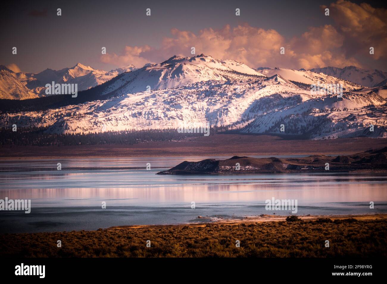 Vista aerea sul lago Mono - un lago di soda salina Nella contea di Mono - fotografia di viaggio Foto Stock