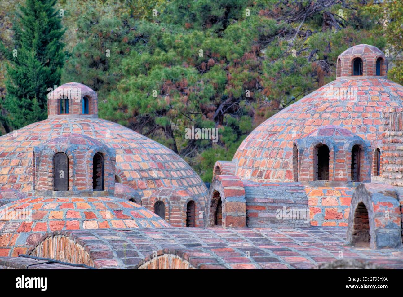 La città è una fusione gloriosa di architetture con influenze sia europee che asiatiche evidenti. Il centro storico di Tbilisi è compatto, anche se collinoso, e lo è Foto Stock