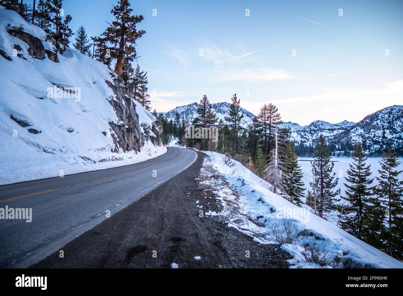 Strada attraverso Inyo National Forest in inverno - fotografia di viaggio Foto Stock