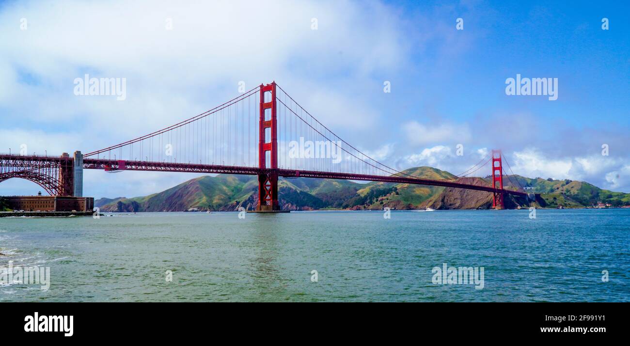 Vista sul famoso Golden Gate Bridge su un soleggiato giorno Foto Stock