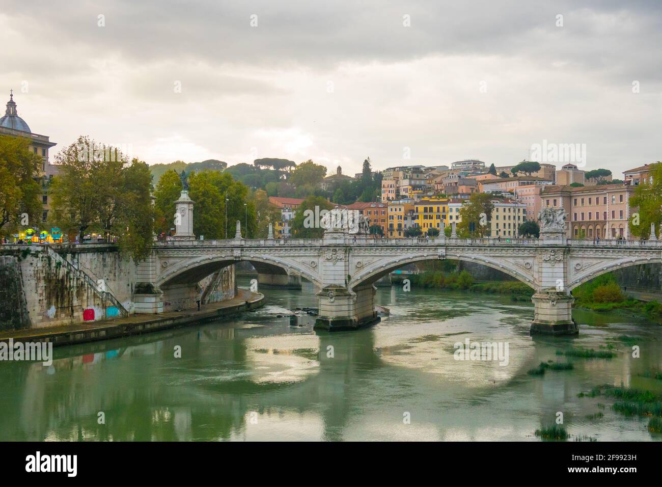 Antichi ponti sul fiume Tevere a Roma Foto Stock
