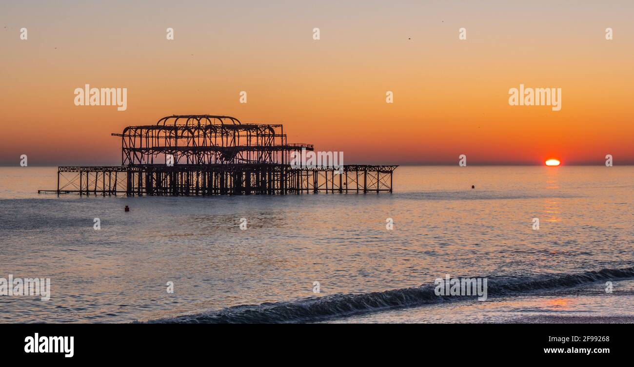 Old Brighton Pier al tramonto - fotografia di viaggio Foto Stock