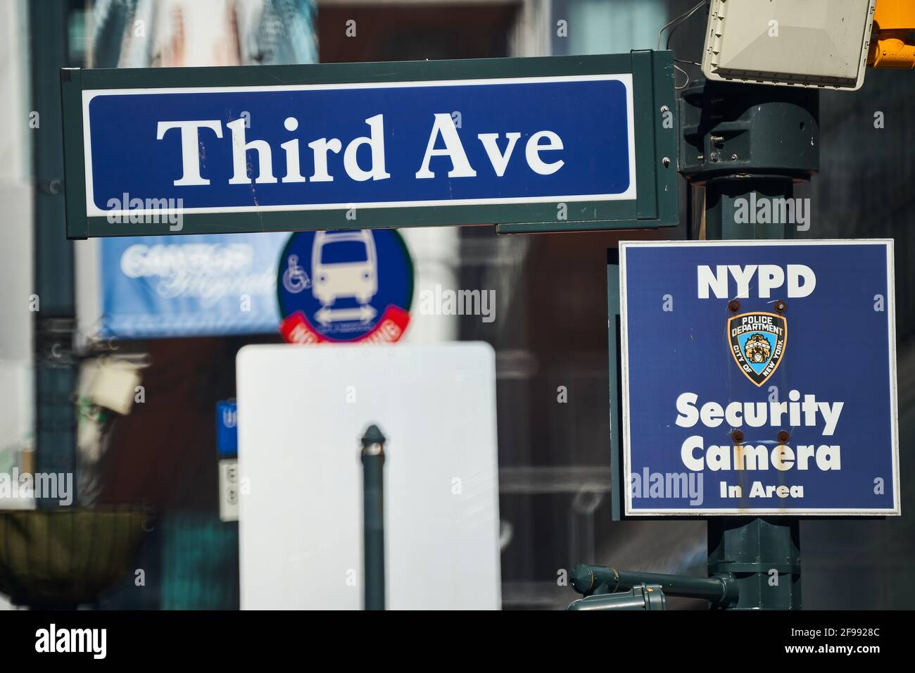 Telecamera di sicurezza NYPD su 42 Street e 3rd Avenue Foto Stock