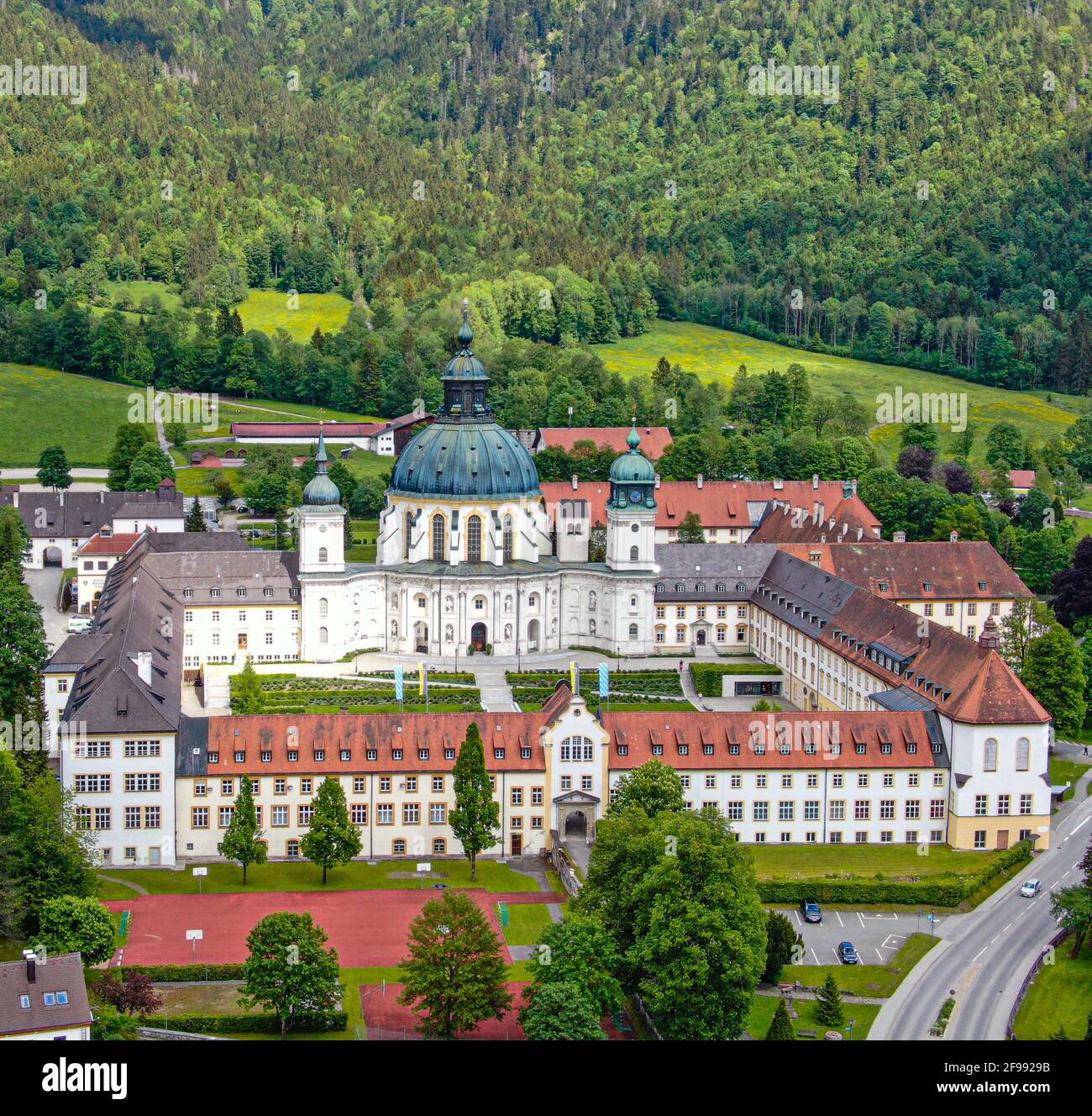 Abbazia di Ettal, chiamata Kloster Ettal, un monastero nel villaggio di Ettal, Baviera, Germania - fotografia aerea Foto Stock