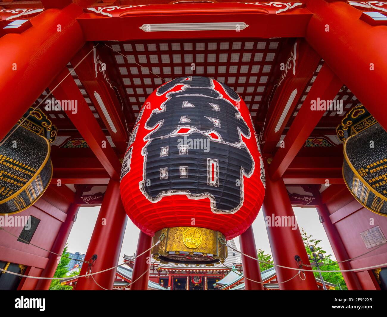 Enormi lanterne di carta presso il Tempio di Senso-ji di Tokyo Foto Stock