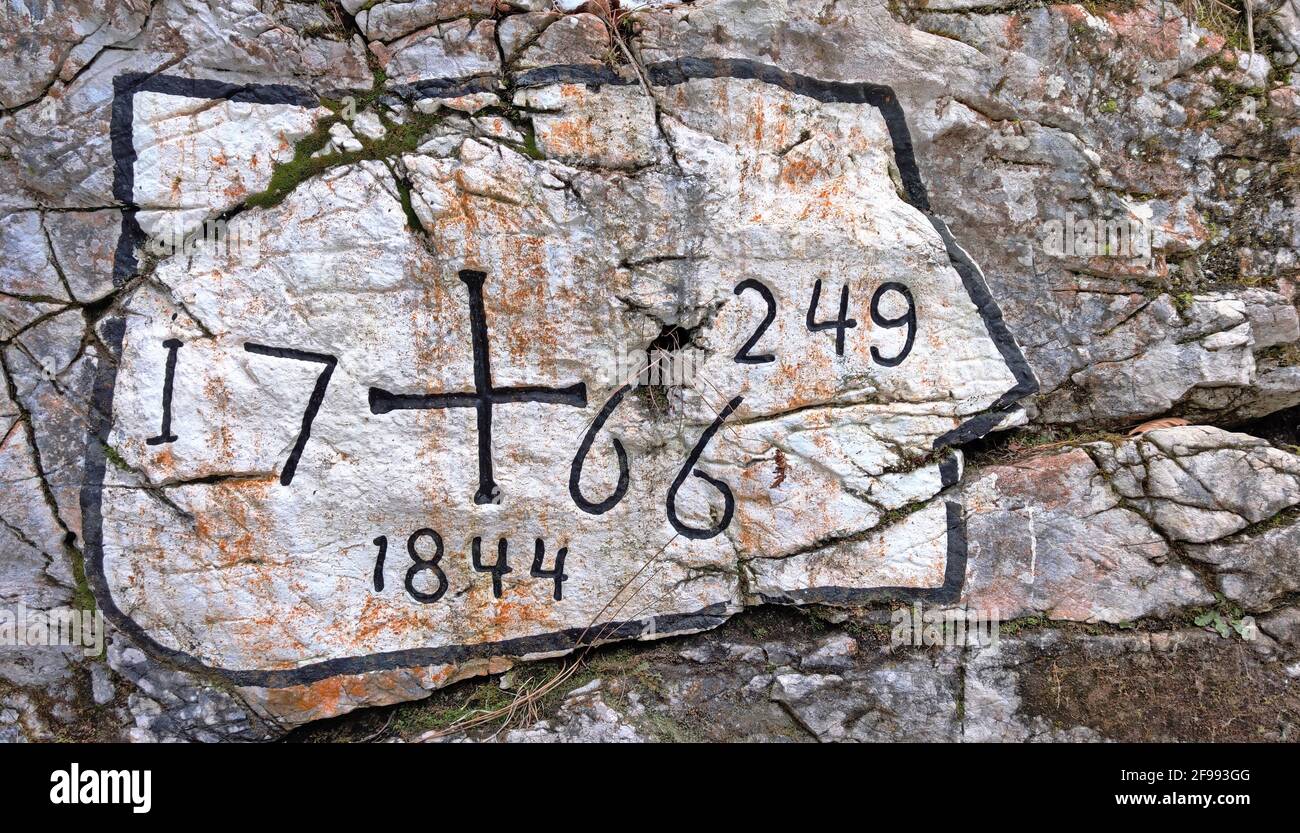 Vecchio marcatore di confine tra Baviera e Tirolo nel Riedbodeneck Foto Stock