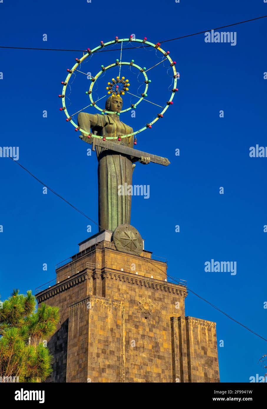Il complesso Mamma Armenia Memorial è stato aperto nel 1967, nel Victory Park. L'altezza del monumento è di 52 metri e l'altezza della statua è di 22 metri. Foto Stock