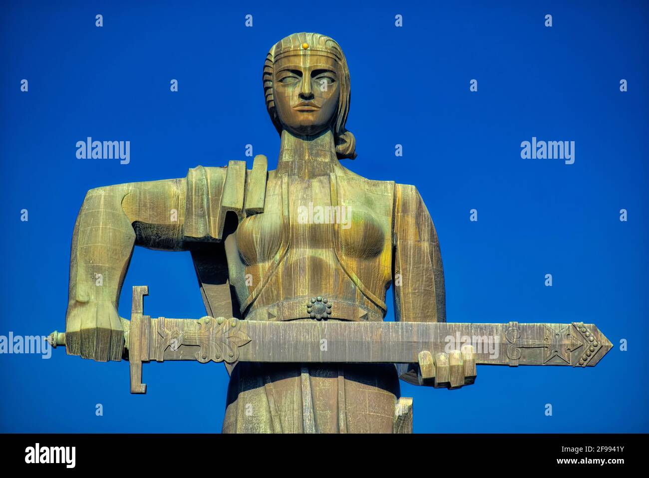La Madre Armenia statua simboleggia la pace attraverso la forza. Si possono ricordare gli spettatori di alcuni dei più importanti figure femminili nella storia armena, ad un Foto Stock