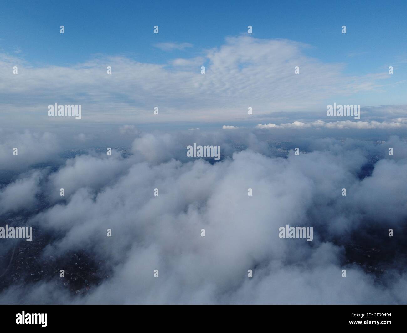 Alto sopra la fitta nebbia, come un bellissimo oceano di nuvole all'alba. Il sole sorge sopra il mare infinito di nuvole fino all'orizzonte. Natura incredibile Foto Stock