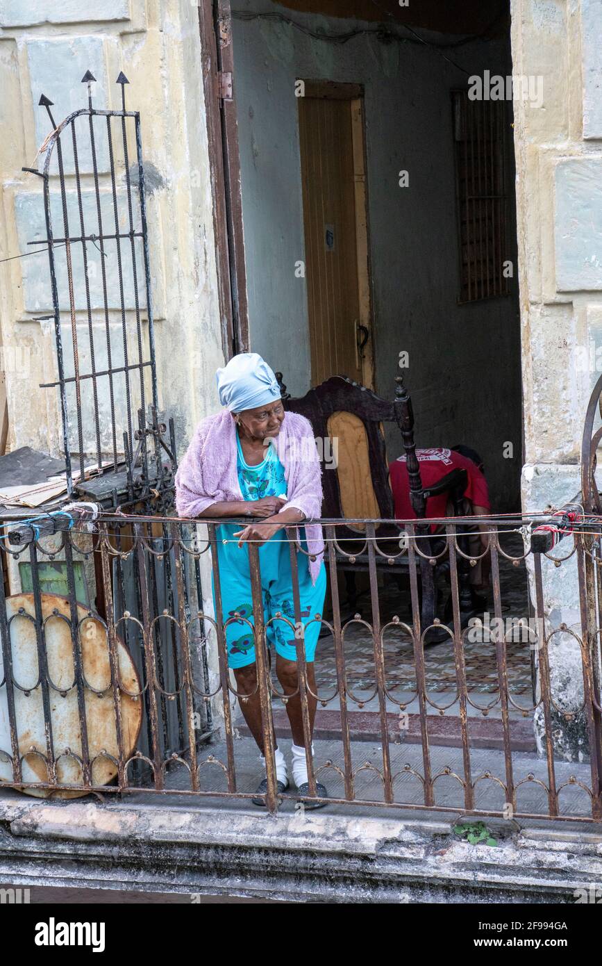 La vecchia donna guarda ciò che sta succedendo nella strada a l'Avana, la Habana Vieja, Provincia dell'Avana, Cuba Foto Stock