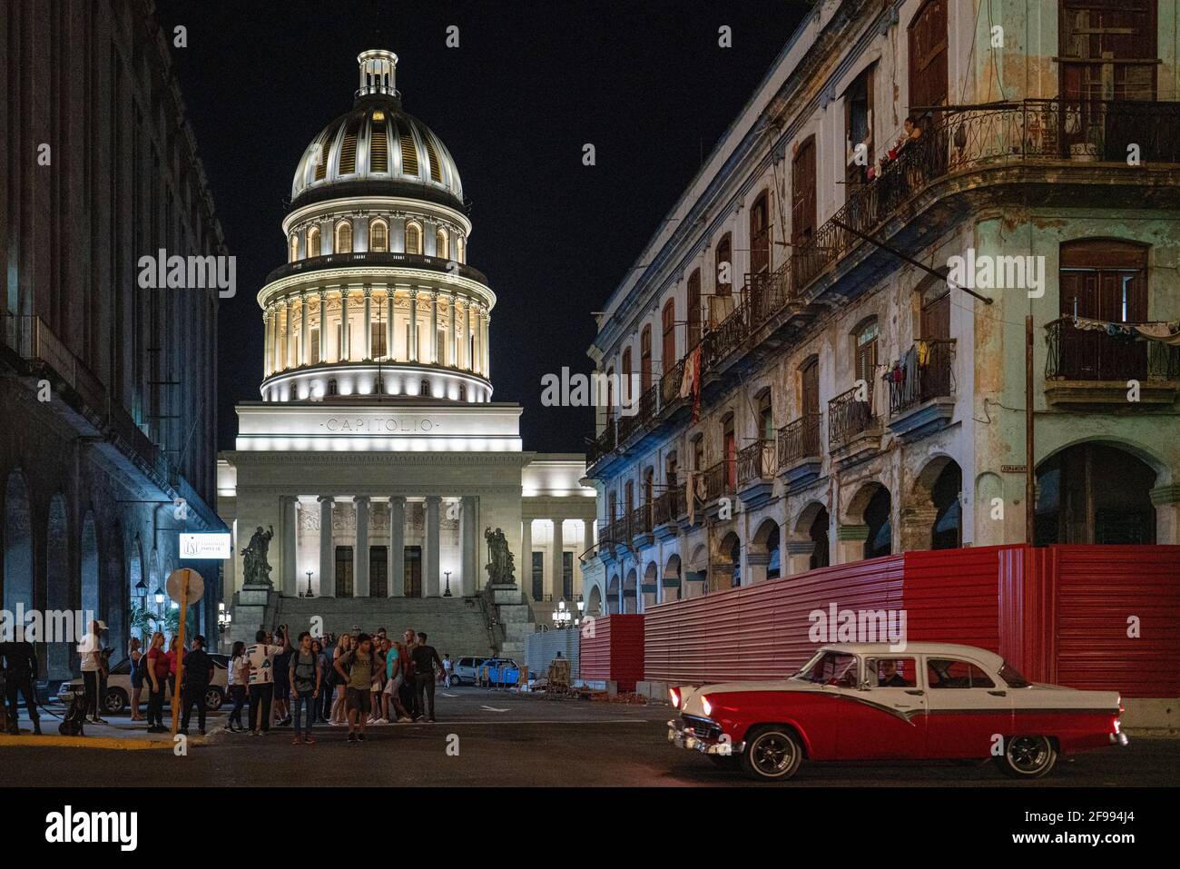 Scena di strada con il Campidoglio sullo sfondo nel quartiere la Habana Vieja, Provincia dell'Avana, Cuba Foto Stock