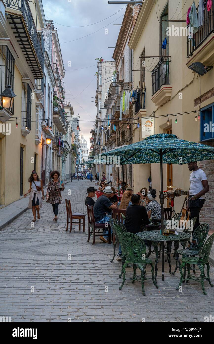 Bar sul marciapiede con Capitol sullo sfondo nel quartiere la Habana Vieja, Provincia dell'Avana, Cuba Foto Stock