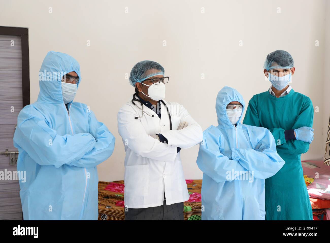 Gruppo di operatori sanitari in tute protettive affiancate SIDE tra COVID-19 pandemia Foto Stock
