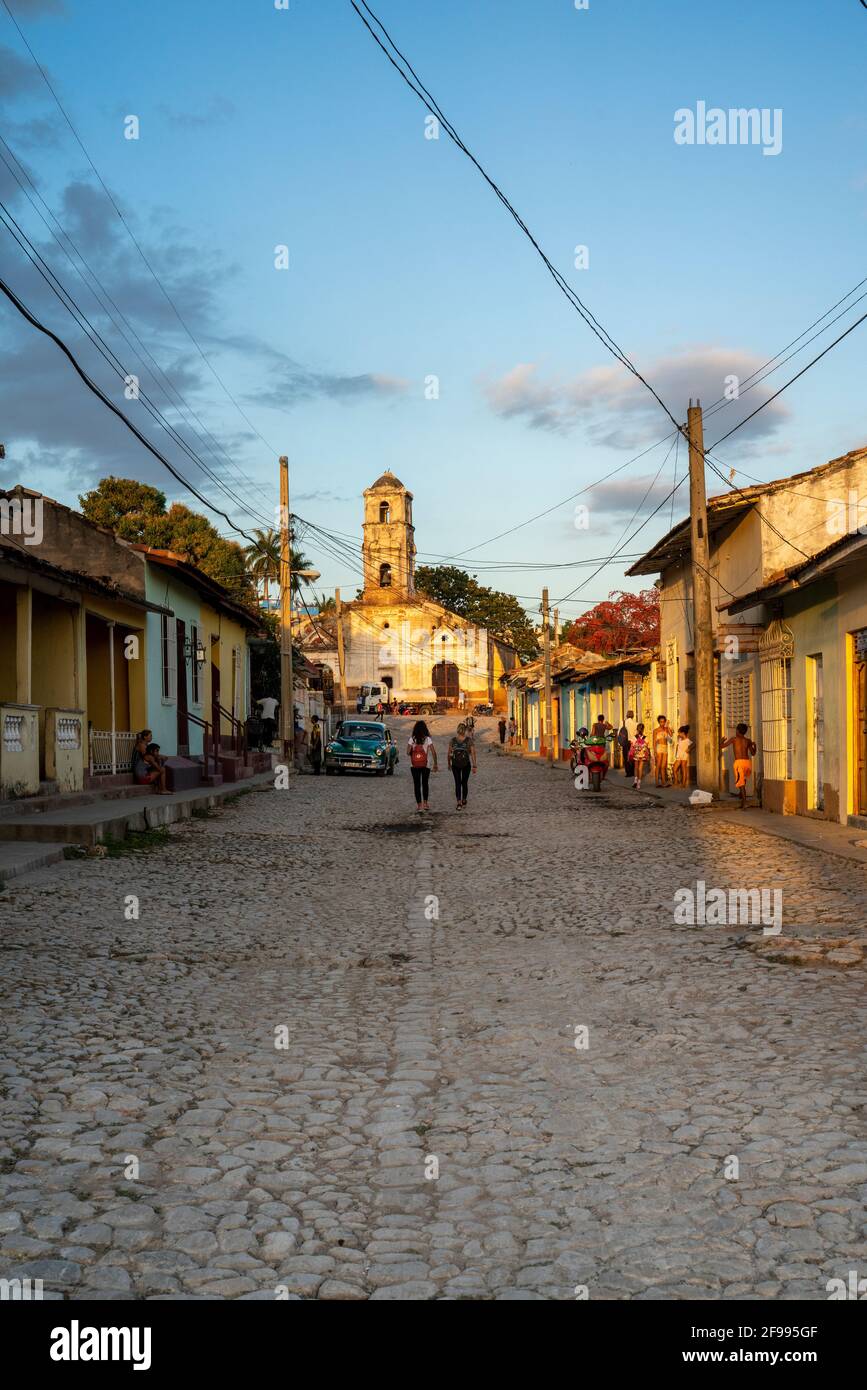 Via a Trinidad con la Chiesa di Santa Ana, provincia di Spiritus Sancti, Cuba Foto Stock