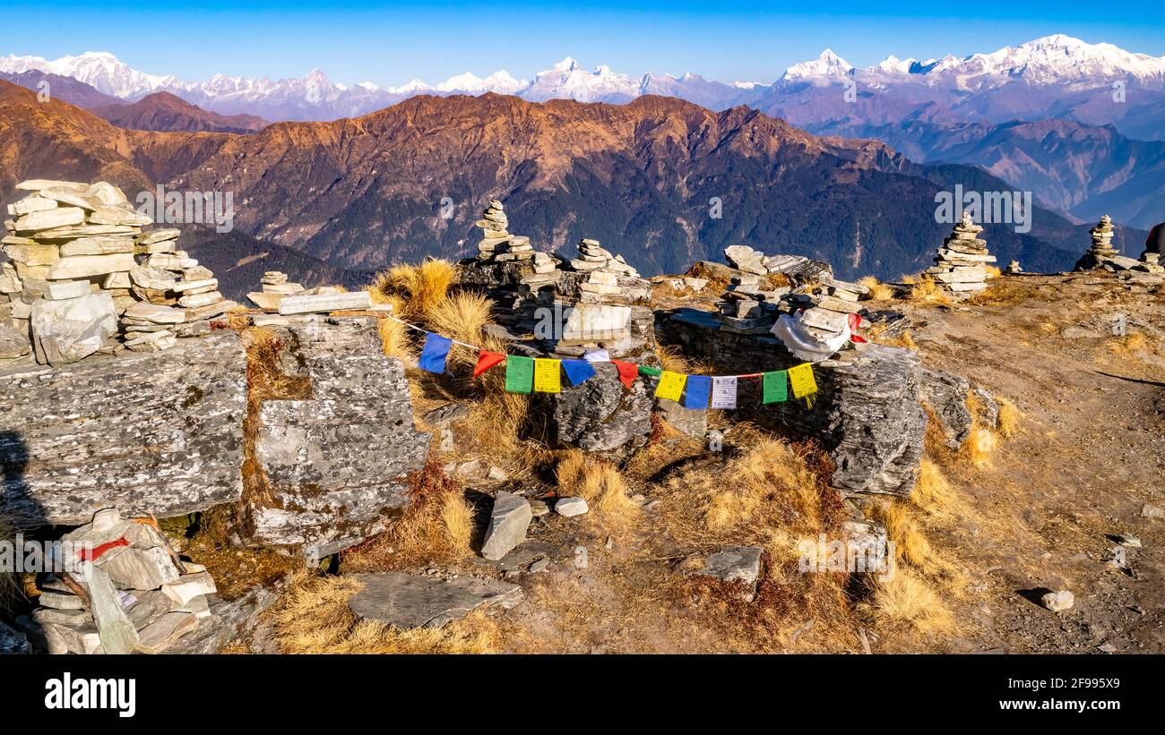 Bandiere di preghiera alla cima di Chandrashila di Deoria tal, trekk tungnath chandrashila in India Himalaya vicino Chopta Uttrakhand India. Foto Stock