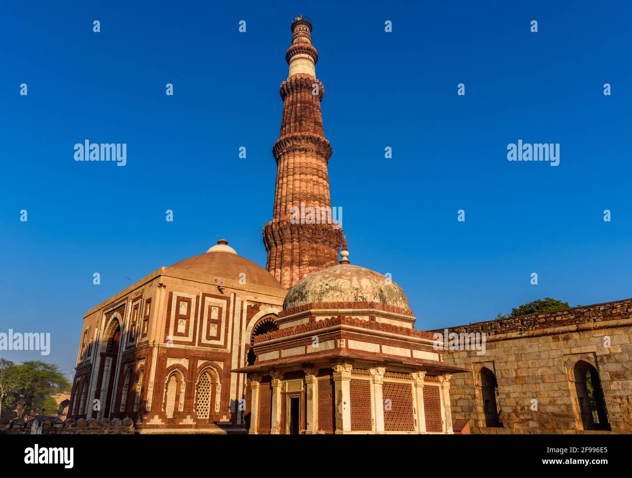 Il Qutub Minar è un minareto più alto dell'India, con una torre rastremata di 73 m di altezza, composta da cinque piani di arenaria rossa e marmo, fondata nel 1192. Io Foto Stock