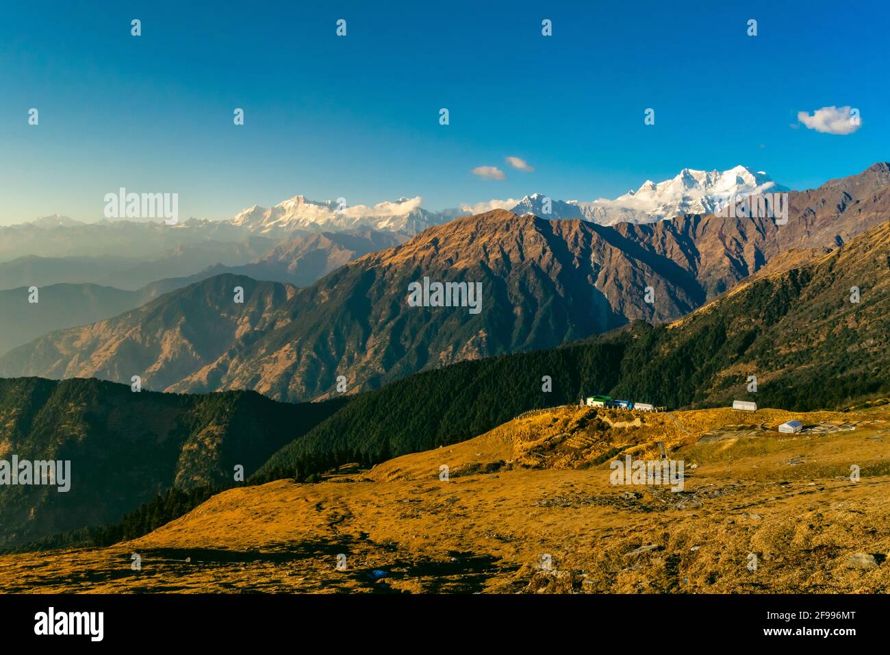 Vista enroute a Tungnath-Chandrashila sentiero escursionistico a Chopta, Uttarakhand, India Foto Stock