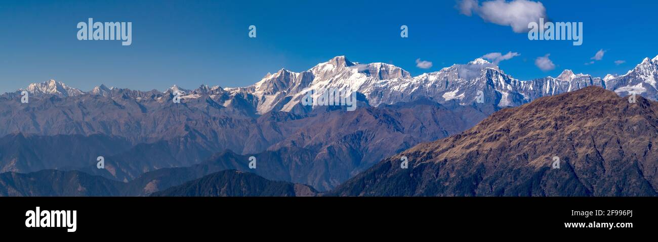 Vista panoramica sulle montagne dell'Himalaya dalla cima di Chandrashila, Chopta. Chandrahila è un'alta montagna dell'India di 8.672 abitanti, situata nella regione dell'Uttarakhand Foto Stock