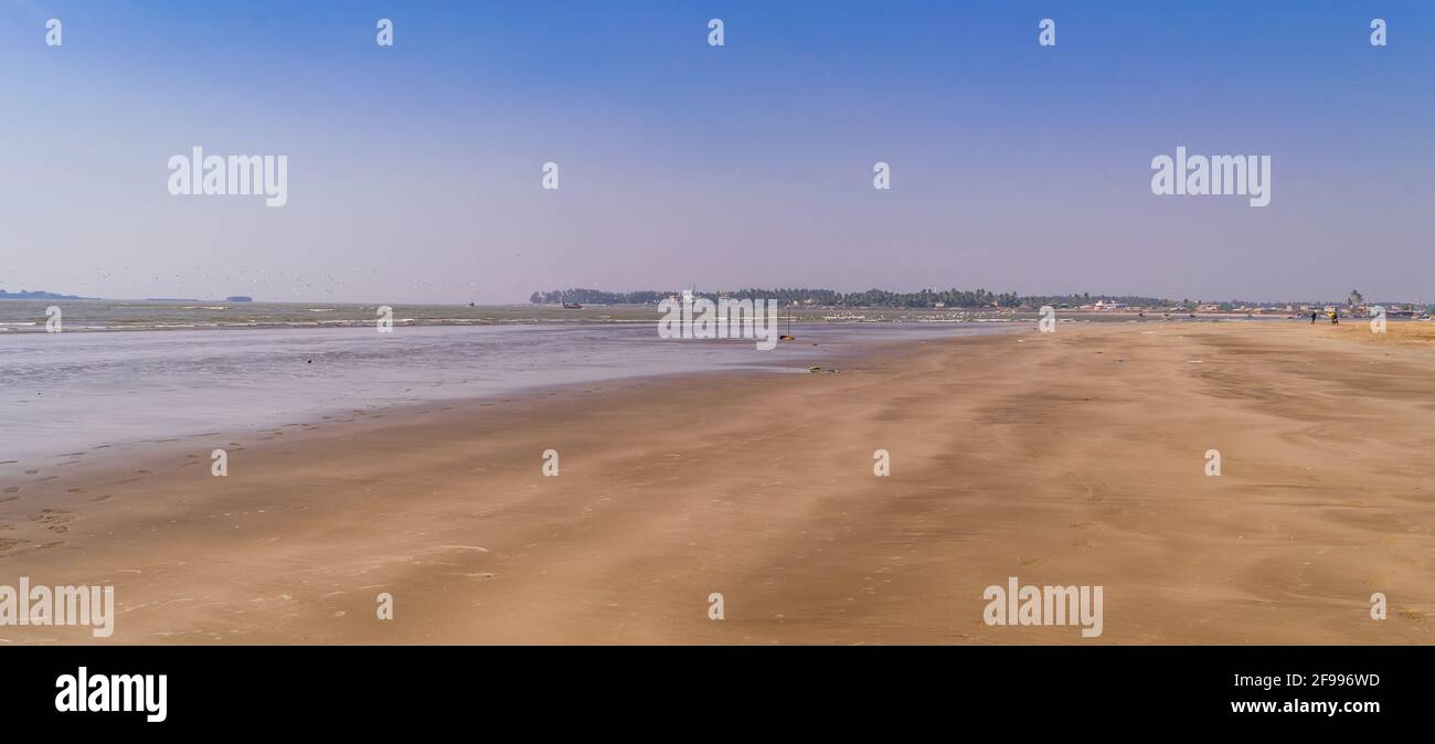 Vista sulla spiaggia di Akshi, Alibag, Raigad District, Konkan, Maharashtra, India Foto Stock