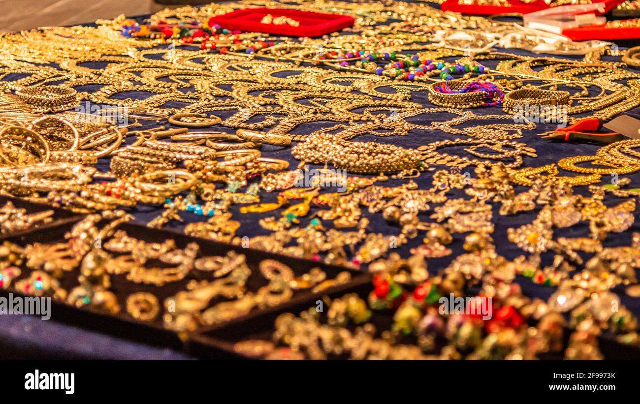 Astratto fuoco sfocato bello ed elegante gioielli e accessori essere visualizzato sul mercato di delhi Foto Stock