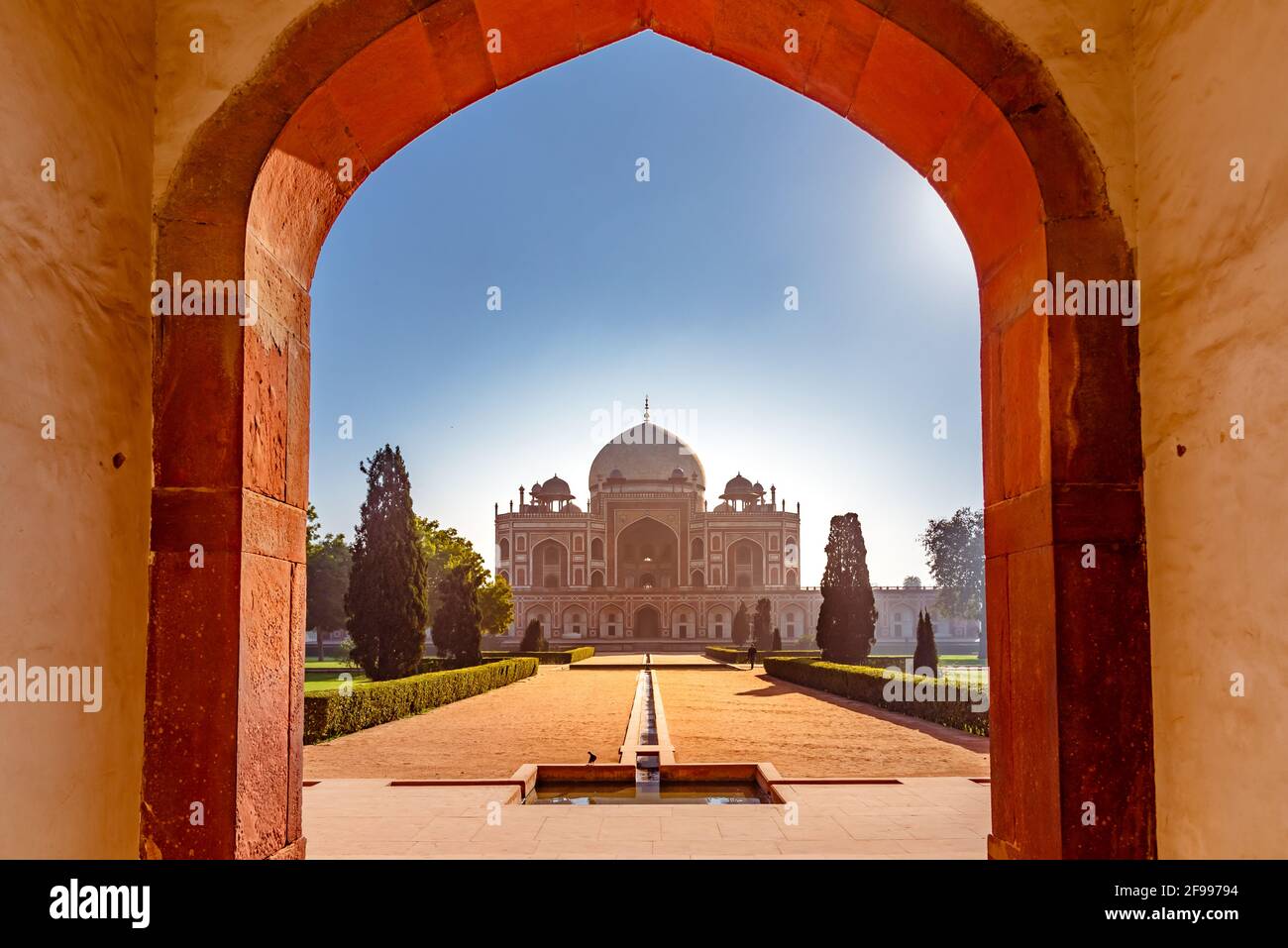 La tomba di Humayun dell imperatore Mughal Humayun progettato dall architetto persiano Mirak Mirza Ghiyas in New Delhi, India. Tomba fu commissionato da Humayun la moglie Foto Stock