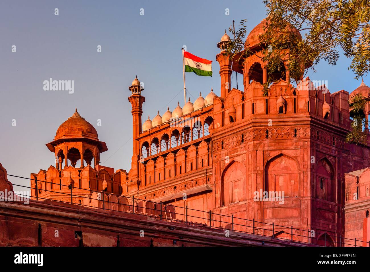 Red Fort è uno storico forte patrimonio dell'umanità dell'UNESCO a Delhi. Il giorno dell'indipendenza, il primo ministro inleva la bandiera indiana alla porta principale di Fort & del Foto Stock