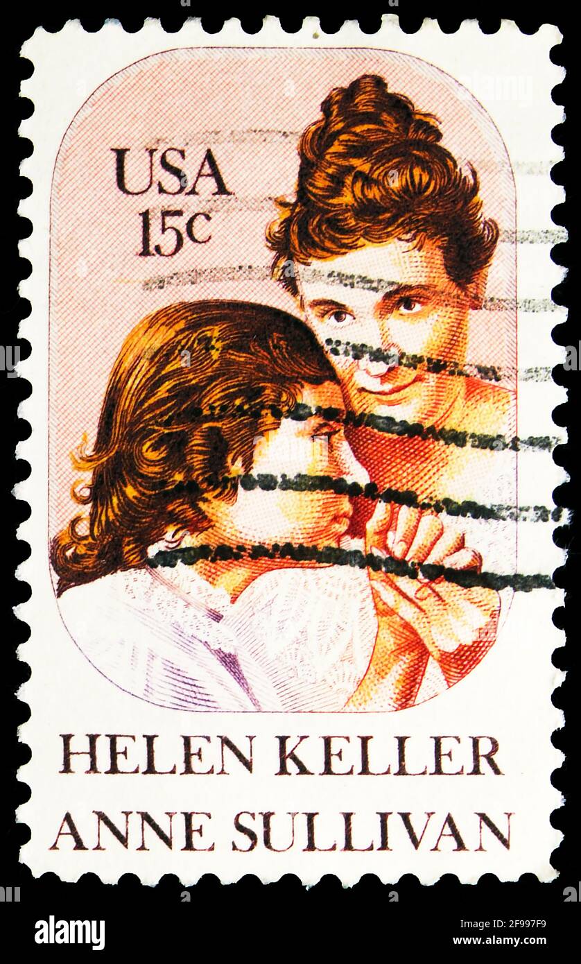 MOSCA, RUSSIA - 4 NOVEMBRE 2019: Francobollo stampato negli Stati Uniti mostra Helen Keller (1880-1968) e Anne Sullivan (1867-1936), Helen Keller i Foto Stock