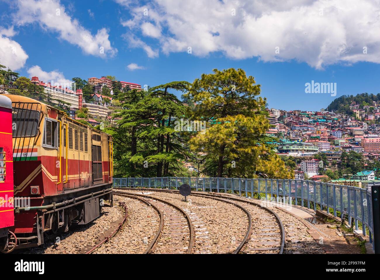 Treno giocattolo Kalka-Shimla, in piedi sulla stazione ferroviaria di Shimla con la città sullo sfondo. Shimla è capitale dello stato e destinazione turistica in Th Foto Stock